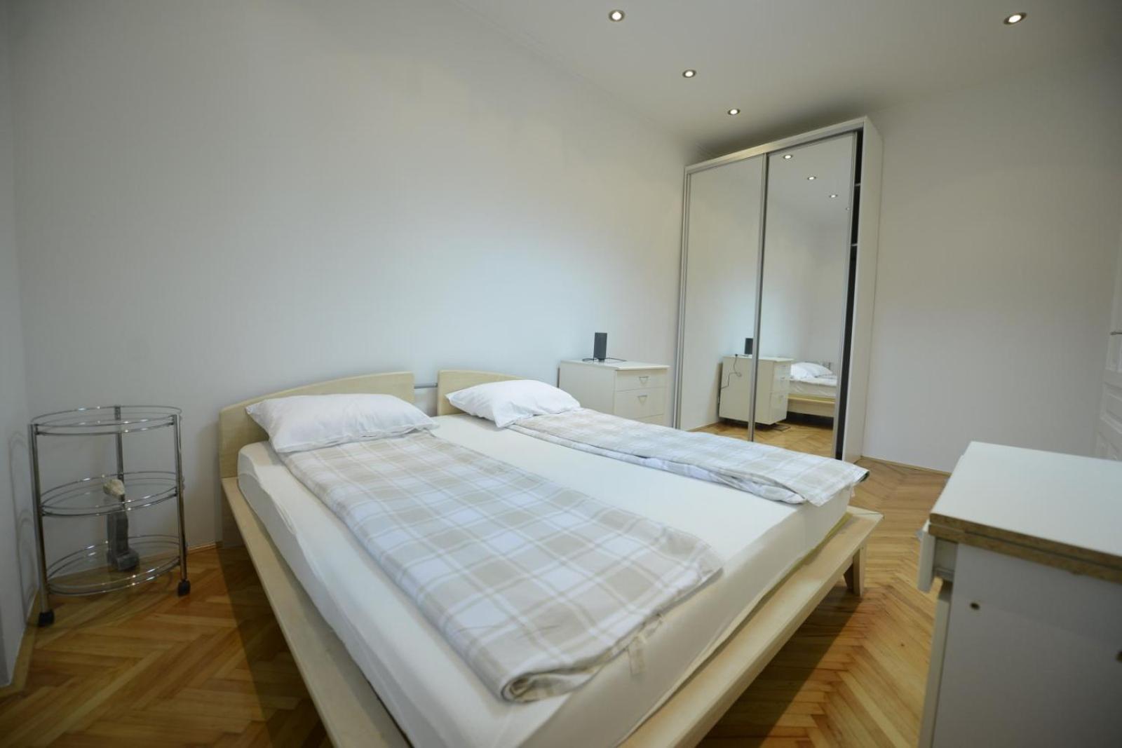Park Lane Apartment *
